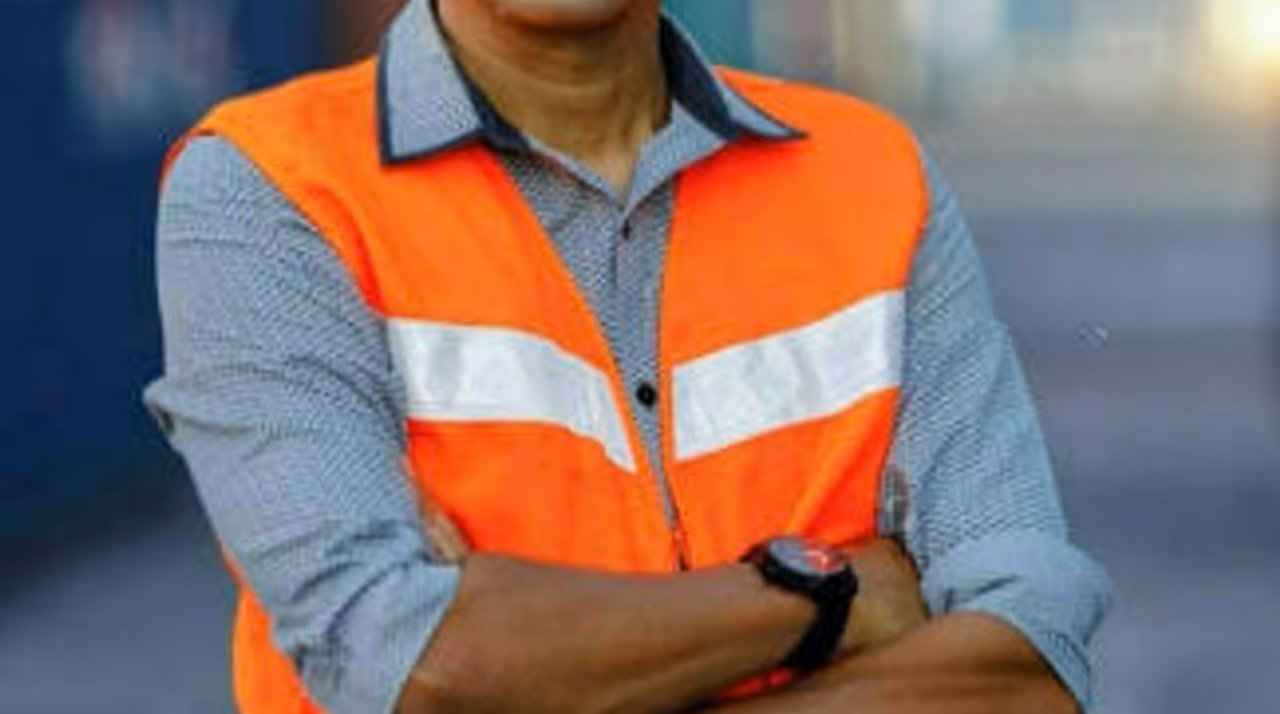 Equipo de protección personal y botiquín de primeros auxilios para instalaciones industriales