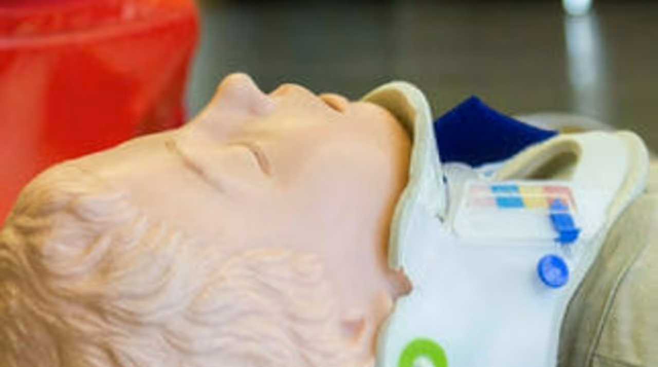 Equipo de protección personal y botiquín de primeros auxilios para instalaciones industriales