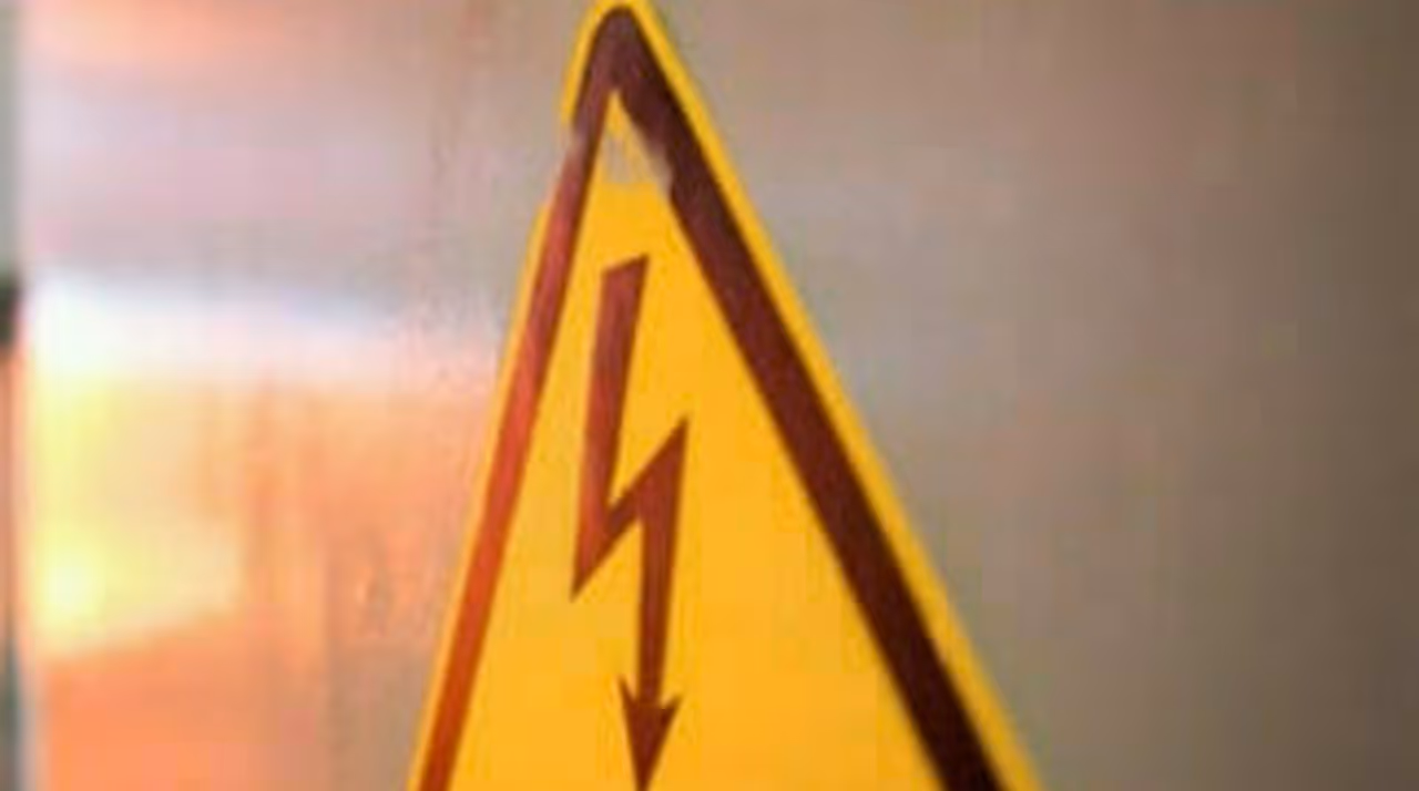 Señalización fotoluminiscente de emergencia instalada en rutas de evacuación