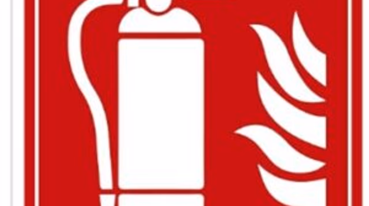 Señalización fotoluminiscente de emergencia instalada en rutas de evacuación