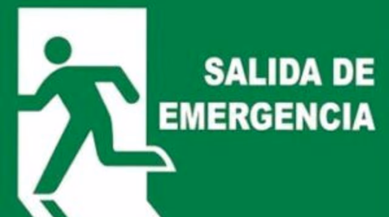 Señalización fotoluminiscente de emergencia instalada en rutas de evacuación