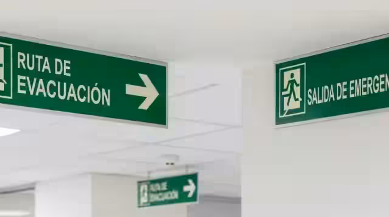 Señalización fotoluminiscente, poste delimitador o equipo complementario de Protección Civil