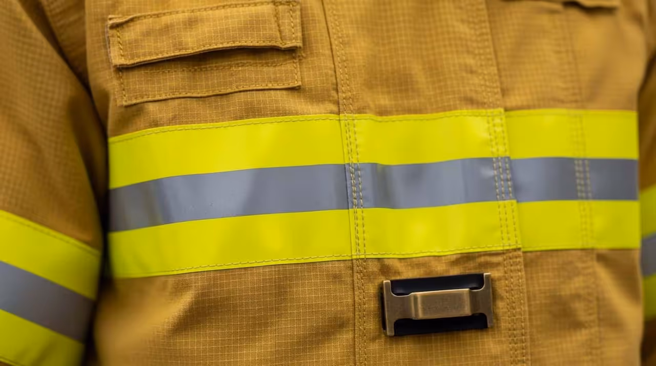 Señalización fotoluminiscente, poste delimitador o equipo complementario de Protección Civil